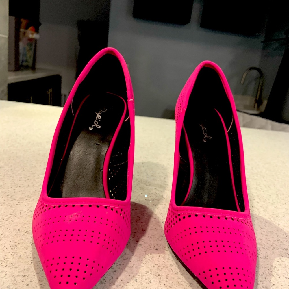 “Qupid” hot pink high heels